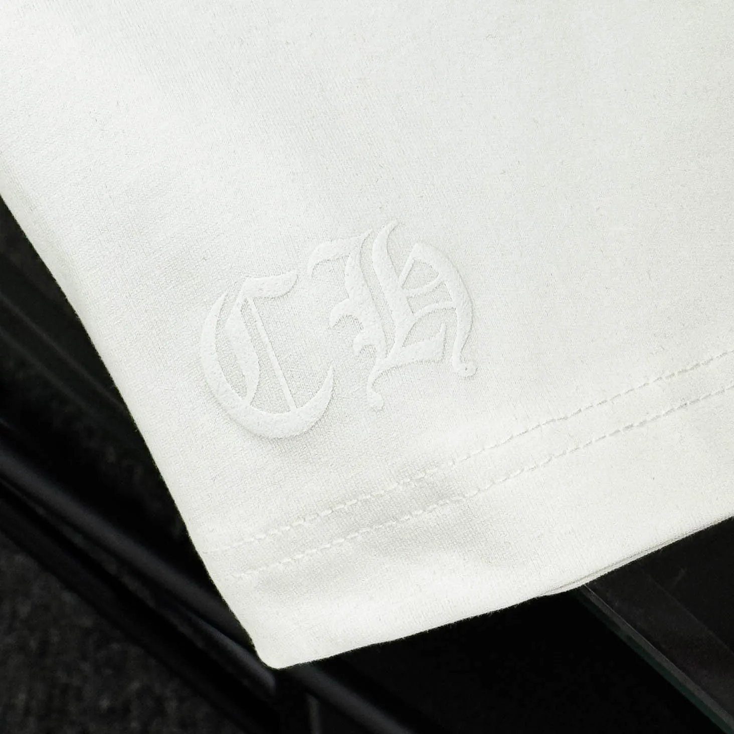 P170 Chrome Hearts Chrome Hearts 25 high-end versions. The fabric is made of 300 grams of high-density pure cotton. It does not deform or shrink. It has three labels. It is the same style for men and women. Technology: Digital printing. Color: White. Black. SIZE: S-XL.